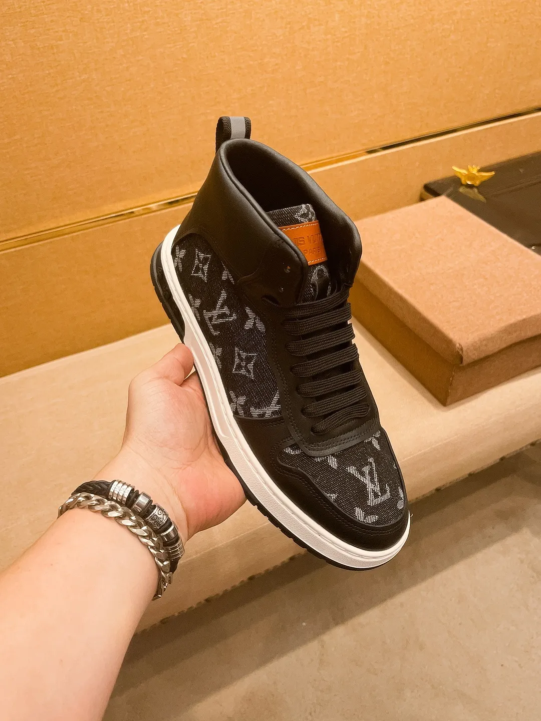 Men's shoes 💰 440💰【 LV 】🔥 Louis Vuitton, high-end men's shoes brand, official website 1:1 latest masterpiece: the upper is made of first-layer cowhide imported from Italy with a comfortable and breathable lining➕original non-slip and wear-resistant outsole🔥, making walking more convenient and comfortable! An exclusive new model, a stunning work, a beautiful 1:1 replica [color] compared to the official quality! Create a fashionable personality to set off your uniqueness! A must-have for trendy men! Classic🔥Size: 38-44 Color: 🔥Multiple colors available🔥